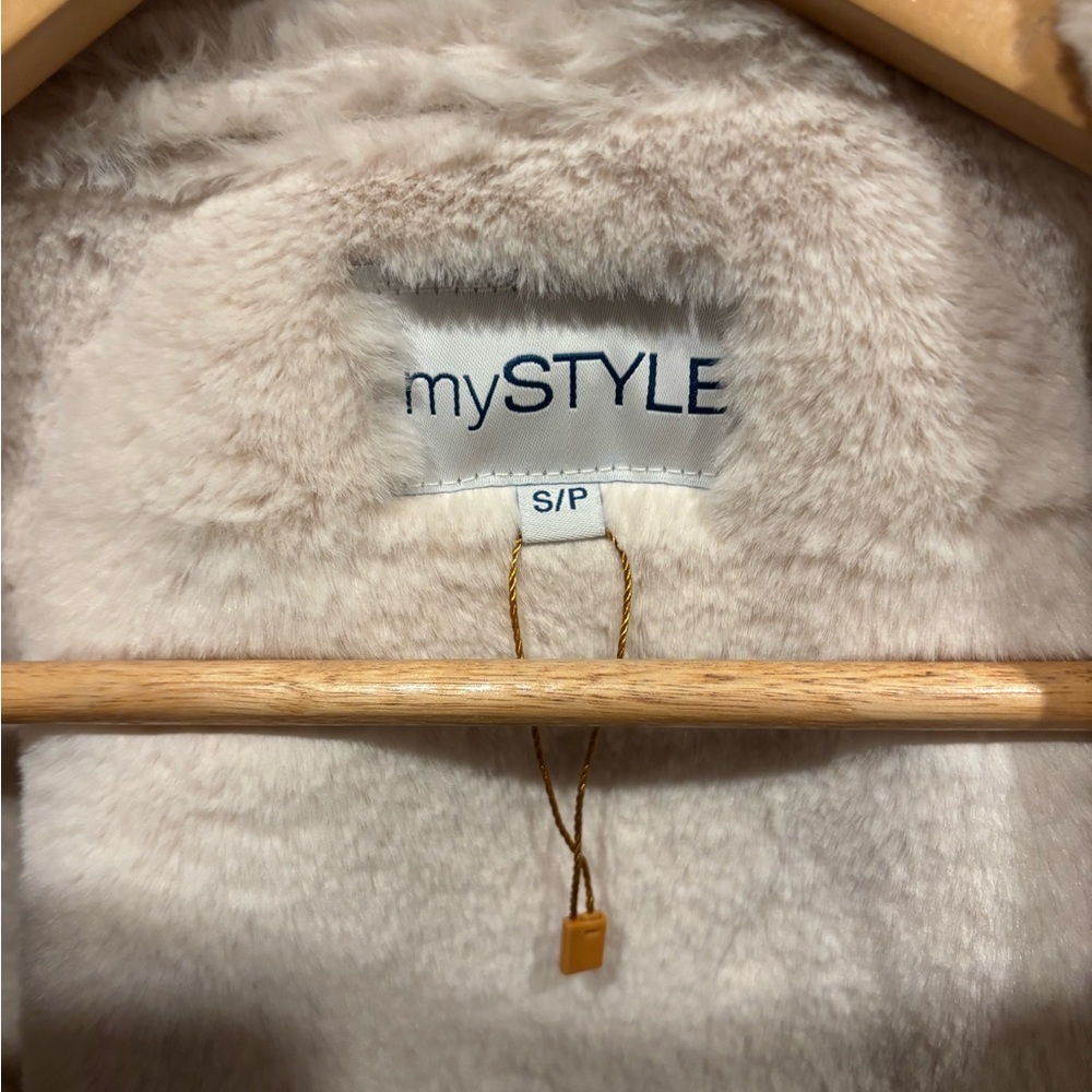Elegant Cream PU Leather Jacket with Shearling Trim - Picture 13 of 13